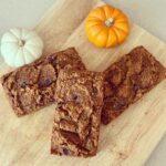 Been lacking on my fall baking!! How fun are these Mini Pumpkin Chocolate Chip L…