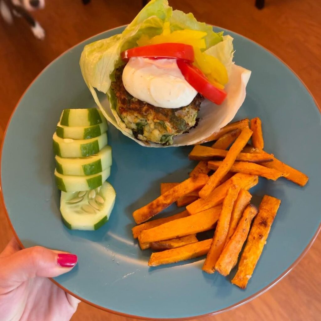 Greek chicken burgers with tzatziki and some of the most delicious oven baked sw…