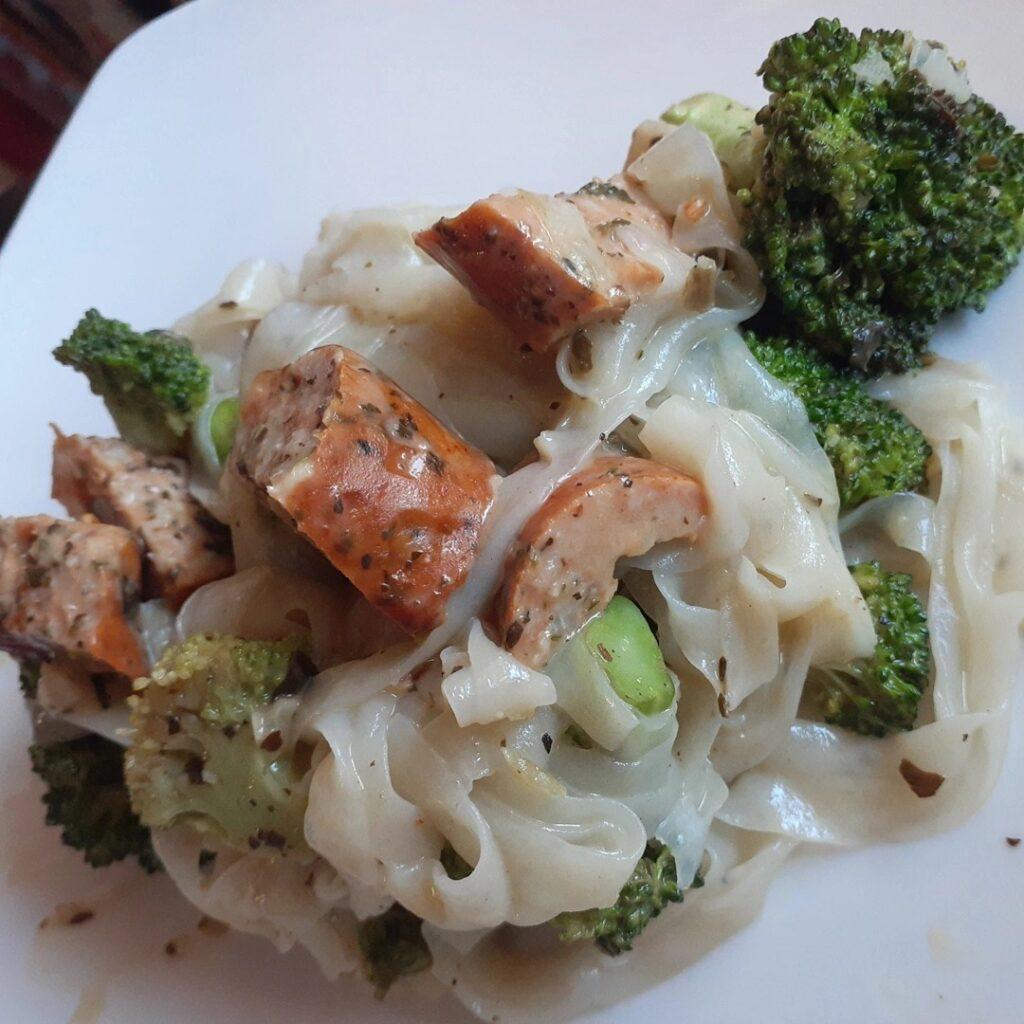 Low calorie noodles, chicken sausage, kale white cheddar pesto, and broccoli. 

…
