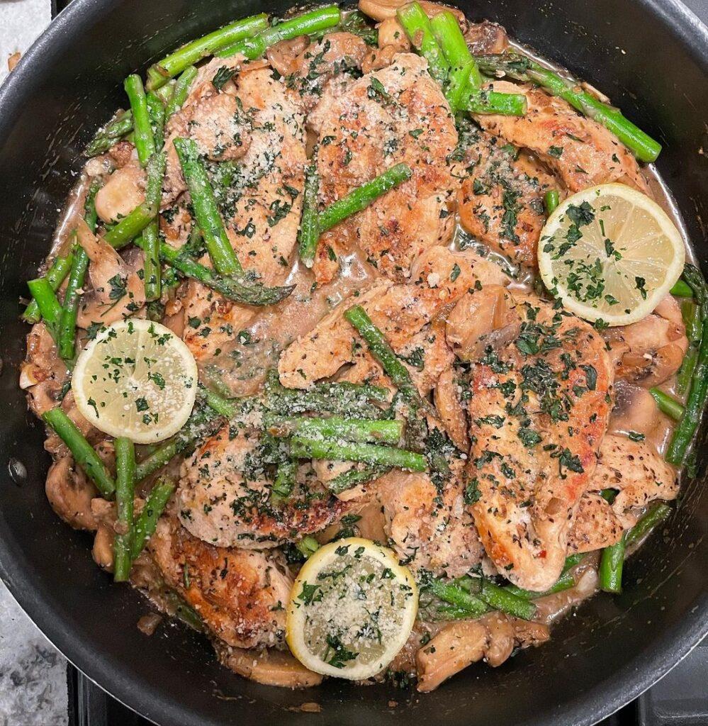 One pan creamy lemon garlic chicken, asparagus, and mushrooms. Quick and easy  d…