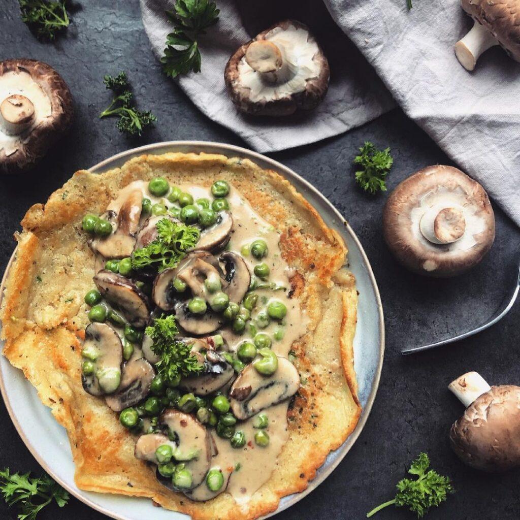 RECIPE BELOW I vegan savoury Crêpes with mushroom topping. 

Follow  for more 

…