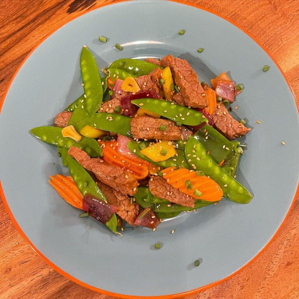 Simple, yummy, nourishing dinner of sirloin and veggie stir fry. The CRONCH of t…