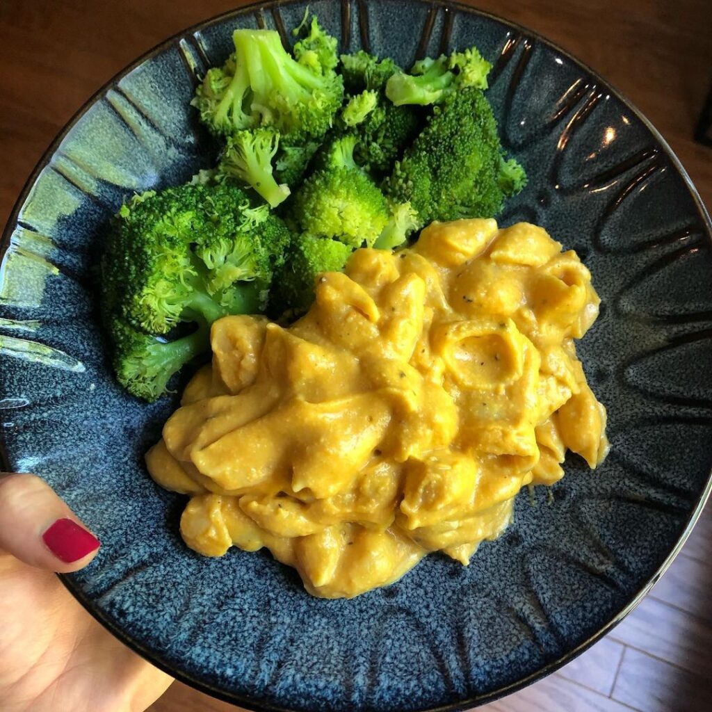 Sooo I tried my hand at vegan/veggie mac and cheese, and I’ve come to a conclusi…