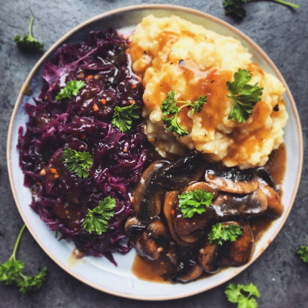 The perfect Christmas meal side dish – braised red cabbage.  Here in a not so fe…