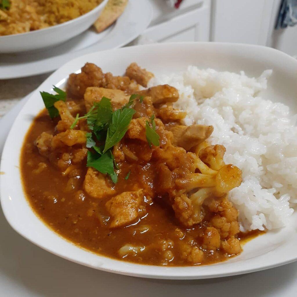 Vindaloo and coconut curry from costco!! 

Super easy/lazy meal for me thanks to…