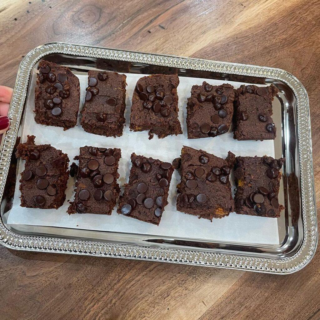 What if I told you these brownies were paleo and made with only 4 ingredients? O…