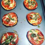 Who said “pizza” was unhealthy?!? I love my pizza Fridays! Eggplant pizza topped…